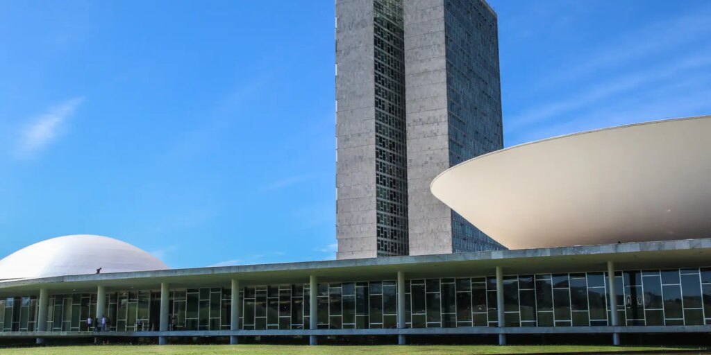 Congresso aprova reajuste de salário para servidores do Executivo