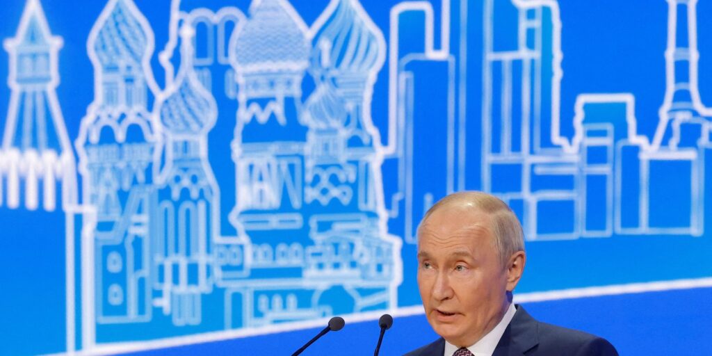Giro Internacional: Putin negocia com Trump cessar-fogo na Ucrânia