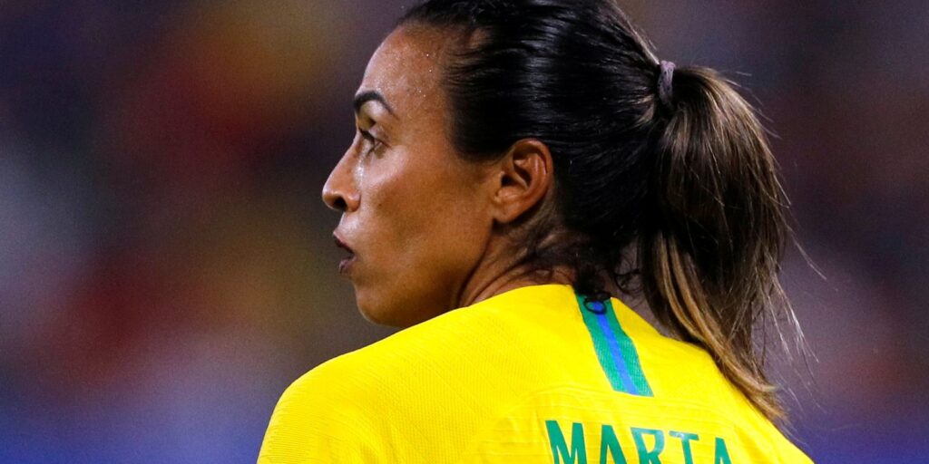 Marta é eleita a melhor jogadora da história do futebol feminino