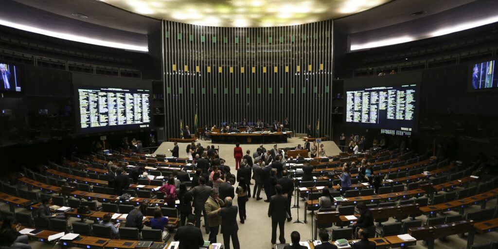 Semana no Congresso começa com INSS e imposto de renda na pauta