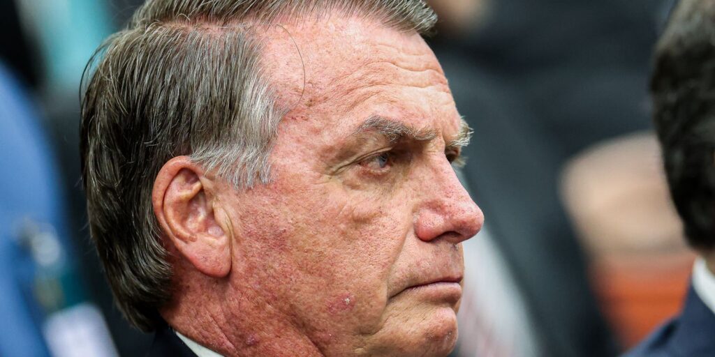 Bolsonaro conta que deu R$ 2 milhões ao filho Eduardo que está nos EUA