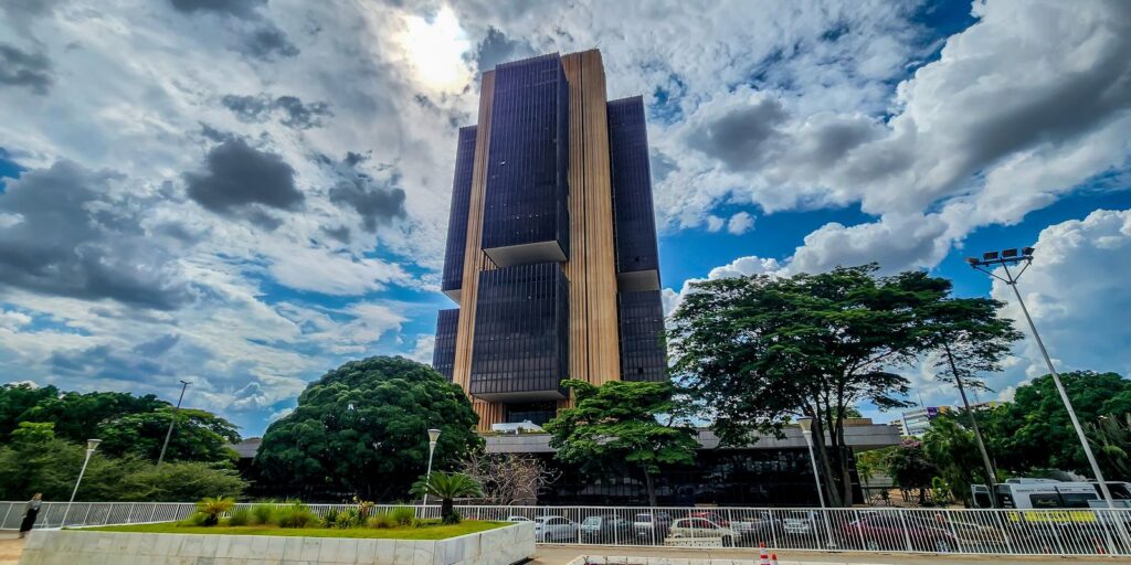 Brasil registra superávit de R$ 24 bilhões no acumulado de 12 meses