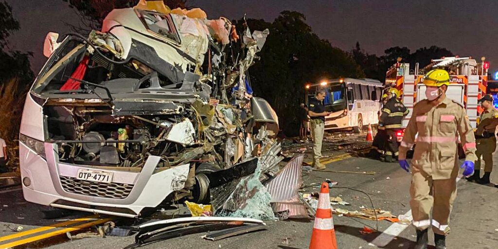 Acidente com ônibus de estudantes deixa cinco mortos no Goiás