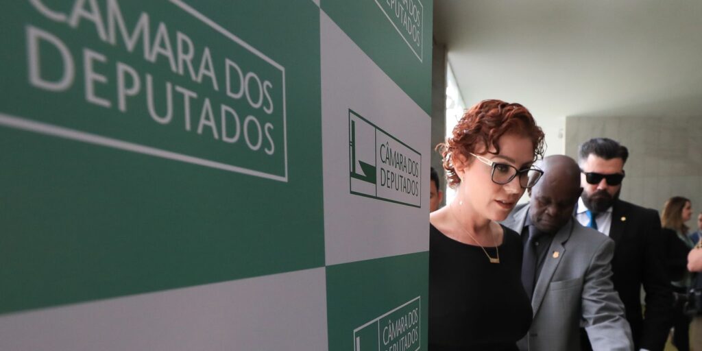 Advogado de Carla Zambelli, que fugiu do país, protocola defesa na CCJ