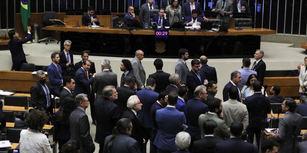 Câmara cassa mandato de 7 deputados após decisão do STF