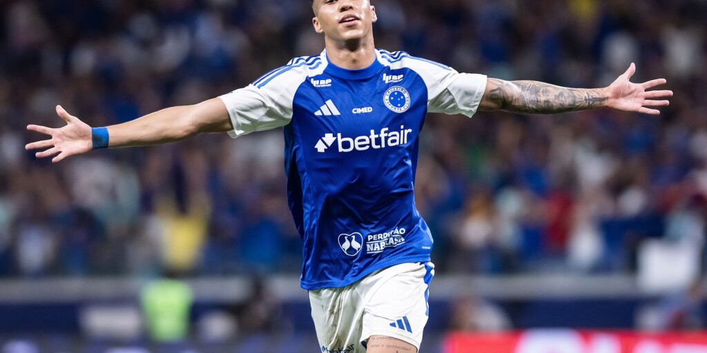 Cruzeiro vence Fluminense e assume a liderança do Brasileirão
