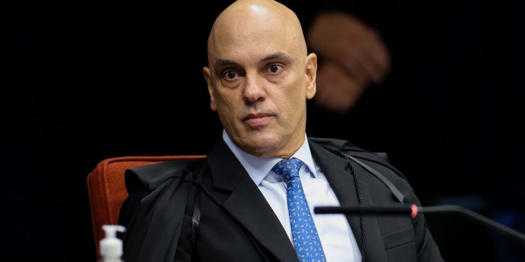 Moraes alerta Bolsonaro sobre risco de prisão por descumprir medidas
