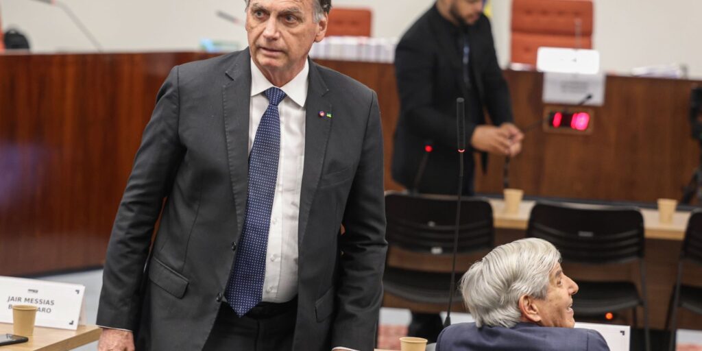 PF cumpre mandados na casa de Jair Bolsonaro, que usará tornozeleira