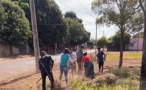 População se une para limpar área de lazer em Nova Alvorada do Sul e vereadora Andrea Fim cobra ação da Prefeitura