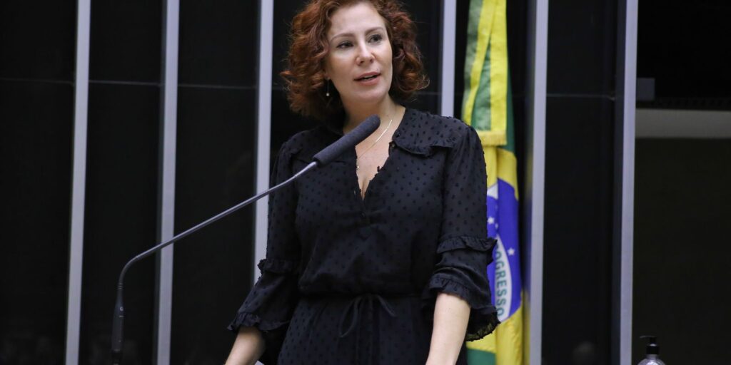 STF pede providências à AGU para garantir extradição de Carla Zambelli