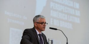 Levitsky analisa riscos de autoritarismo e a defesa da democracia