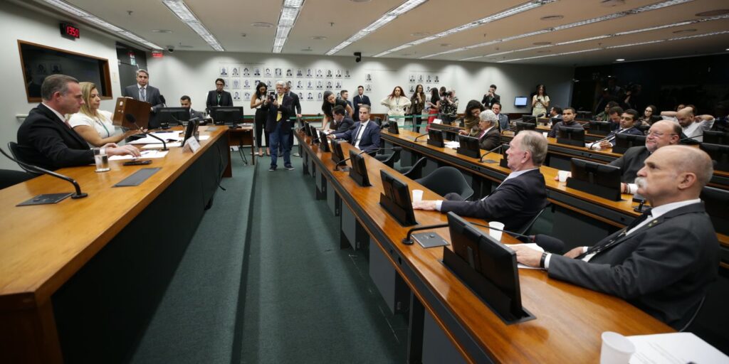 Câmara abre processo que pode cassar mandato de Eduardo Bolsonaro
