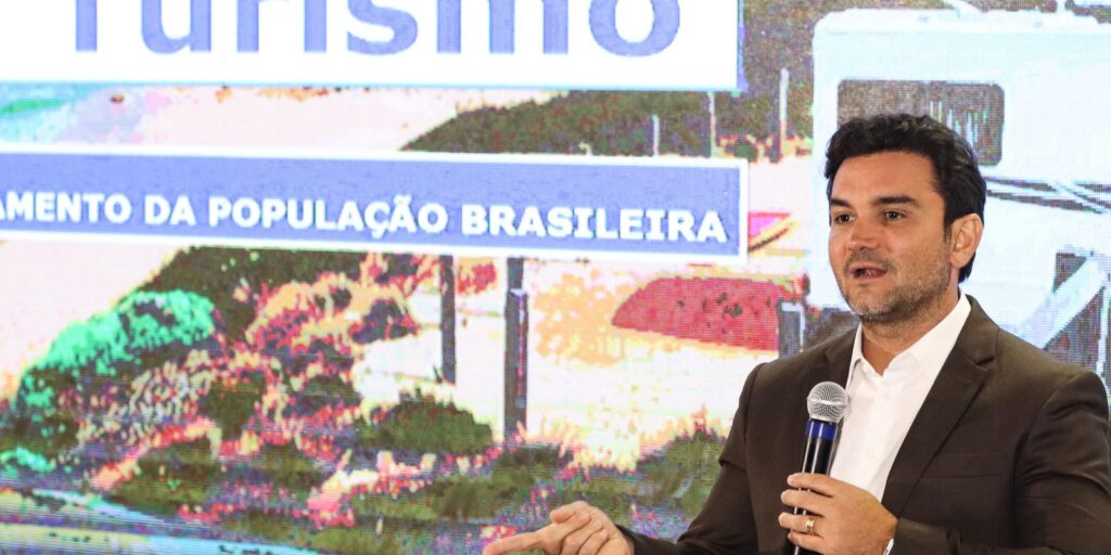 Celso Sabino, ministro do Turismo, entrega carta de demissão à Lula