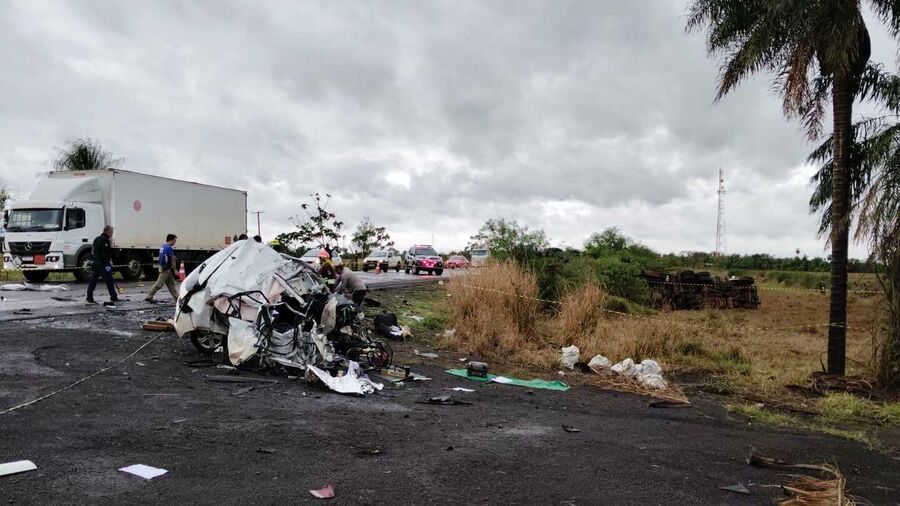 Colisão frontal entre carro e carreta termina com motorista de 49 anos morto em Douradina