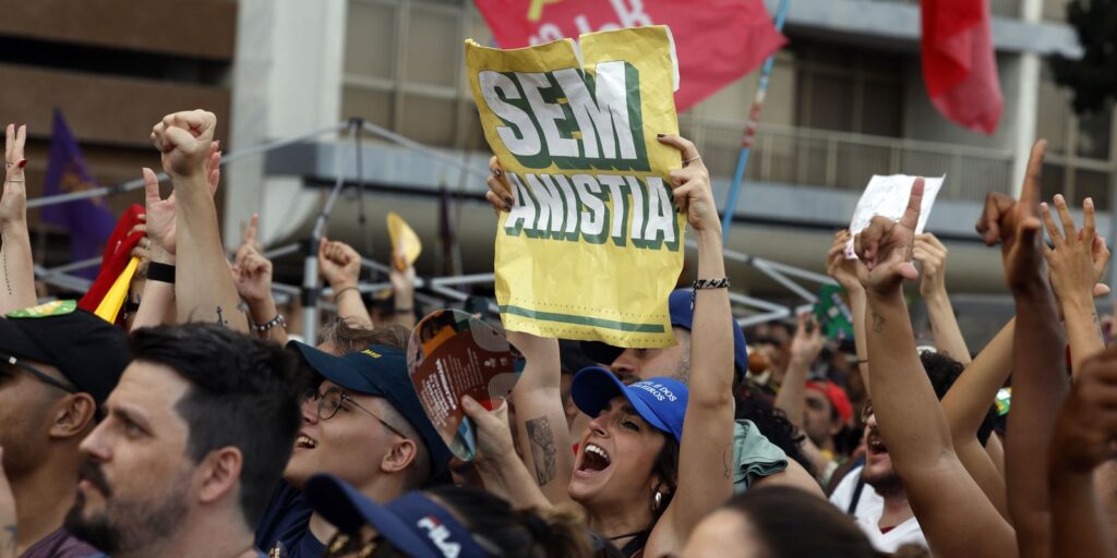 Manifestação contra PEC da Blindagem leva 30 mil às ruas de Fortaleza