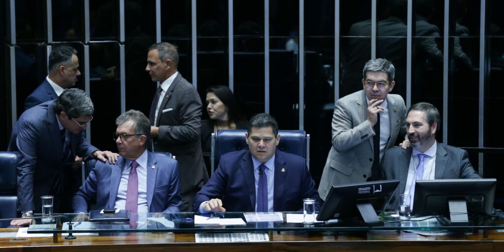 Senado aprova projeto que isenta IR de quem recebe até R$5 mil por mês